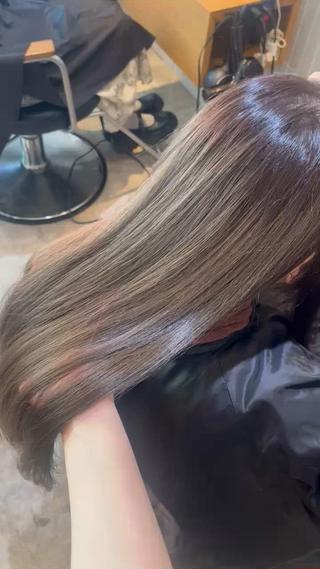 ブリーチしててもこのツヤ感すごい
秘訣は髪質改善カシミヤトリートメント
全メニューに6000円で追加できます

ご予約埋まりやすいのでお早めに

ブリーチ ダブルカラー グレージュ ベージュカラー ミルクティーカラー ハイトーン 髪質改善カラー 透明感カラー 