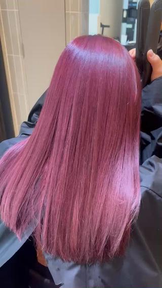 暖色系カラーが得意です
ピンクベージュやカシスブラウン、ローズピンクなど、
柔らかく血色感のある暖色系カラーを幅広くご提案しています

肌なじみの良いナチュラルピンクや、艶たっぷりのレッドブラウン、
深みのあるチェリーピンクも人気です

髪質改善カラーやケアブリーチで、艶と発色を両立
ダメージを抑えながら理想の色味に仕上げます

ご予約埋まりやすいのでお早めに

ピンクカラー カシスカラー ローズピンク レッドブラウン チェリーピンク 暖色系カラー 春カラー 艶カラー 髪質改善カラー ケアブリーチ 透明感カラー 