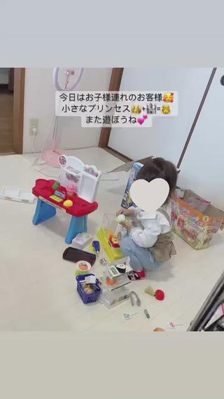 お子様連れでご来店可能です

今日は小さなプリンセスが来てくれました
大人しくお母さんのそばでオモチャで遊んだり、持ってきてたiPadでYouTub見たり、今の子供は機械の扱いが凄い‪w
1時間も待ってくれてありがとね♡
また一緒にお店屋さんしよーね 