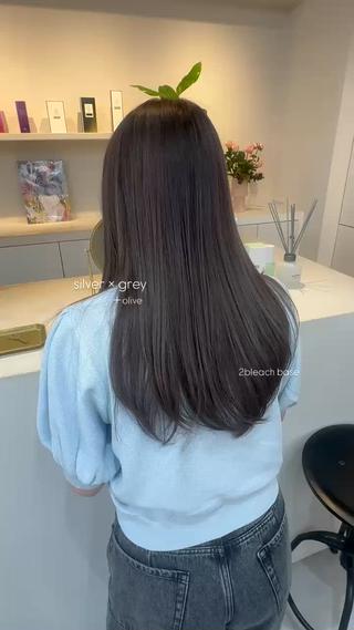 2ブリーチベースをトーンダウン
暗すぎすsilverっぽくもみえて可愛い透明感カラー♡

ブリーチを辞めたい方もお待ちしております！！
ブリーチをしない場合はワンカラーorブリーチなしダブルカラーでご予約お待ちしております  ̖́-‬
(希望の色味的にどちらかわからない場合は、ダブルカラーでご予約お願いいたします) 