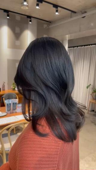 大人女性の「魅力的な動き」はこれ！
⁡
[乾かすだけで動く]  顔周りカット と 
収まりながらも[上品な動きをする] レイヤーカットで骨格に馴染むあなたオリジナルのデザインに
カラーは赤みを落ち着かせたグレージュカラーでツヤ感をプラス
⁡
レイヤーを入れるとふわっとした毛ができて、ペタッとを解消
⁡
髪質に合わせた
レイヤーのカットと入れ方が大事です
⁡
⁡
ご予約、ご相談、ご希望のカラー
他にもシャンプーやトリートメント、商品等のご質問などございましたらDMでご相談ください。 