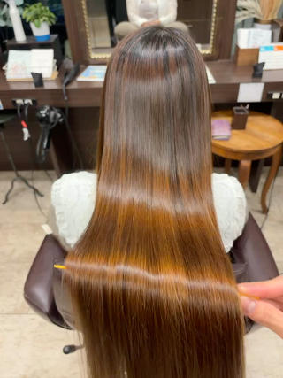 乾かしただけで艶々に

ロングで強めの細かい癖があるモデル様、毛先はブリーチ、ストレート、3ヶ月に一回ほどカラーの履歴があったので、絡まりも気になるとのこと、、髪質改善し、潤いのある艶髪に仕上げました！！

癖やゴワつきでお悩みの方、艶々ストレートから自然なストレートまで！理論に基づき一人ひとりに合った髪質改善させていただきます
是非一度お任せください


ANT’S Hair and Resort   森 彪真 