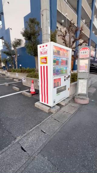 店舗マンション琵琶湖側の側面　１台　番
自動販売機からお入りください

店舗前→２台 