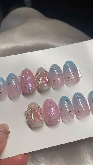 お仕事柄ネイルができなくってもお好きなデザイン、サイズも合わせて作成できます

こちらは気分で少し変えられるように片手6本ずつに

イベントなどでも重宝しますよ♪ 