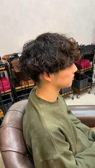 大きめカールの波巻きパーマでくしゃっとラフに 