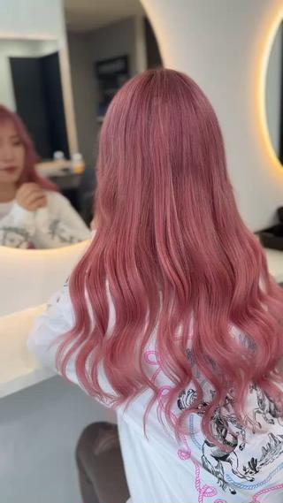 シールエクステ、ハイトーンは是非ご指名下さい!
ブリーチ回数、シールエクステの本数をしっかりカウンセリングで決めて無理のない施術を心がけているので安心して悩みや気になる点をお話しください!