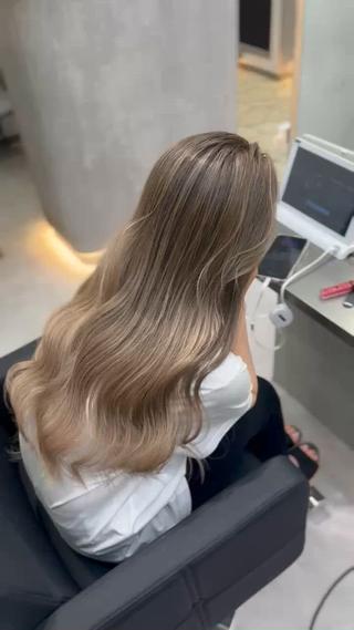 バレイヤージュカラーになります!
Insta @lapis_yamad
(天神大名/ダブルカラー/ケアブリーチ/ハイトーンカラー/インナーカラー/イヤリングカラー/ハイライト/髪質改善トリートメント/ショートヘア/ショートカット/ショートボブ/白髪染め/切りっぱなしボブ/ハンサムショート/韓国/ミルクティーベージュ/縮毛矯正)