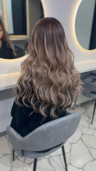 シールエクステ、寒色系ハイトーンは是非ご指名下さい!
ブリーチ回数、シールエクステの本数をしっかりカウンセリングで決めて無理のない施術を心がけているので安心して悩みや気になる点をお話しください!