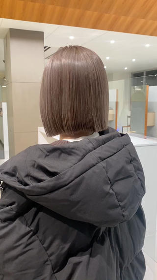 初ブリーチ2回でくすみ柔らかベージュカラー!
ラベンダーも入っているので、色落ちが柔らかいベージュになるのでとてもお勧めです!