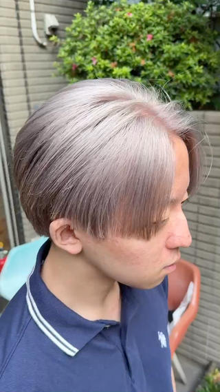 初めてのハイトーンお任せください

黒染めや縮毛矯正履歴があっても頑張ります

ケアブリーチで艶々のハイトーンにします
シルバーはどれだけ綺麗にブリーチするかで仕上がりに大きく差がでます 