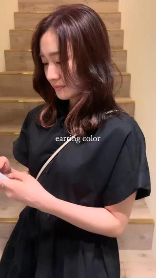 全体pinkで馴染ませるイヤリングカラー 