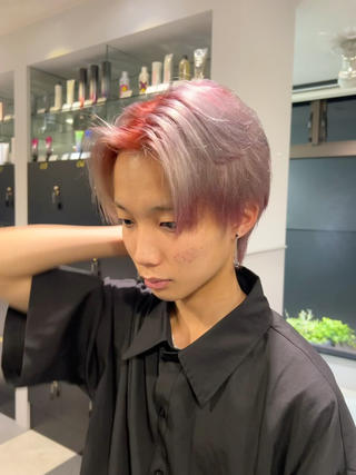 根元.毛先 色は1ブリーチで可能です。
中間のホワイト.シルバーカラーは2～3回ブリーチ必須です 