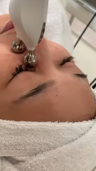 お顔の筋トレ家庭用とは違うサロン専用機器でしっかりリフトケア 