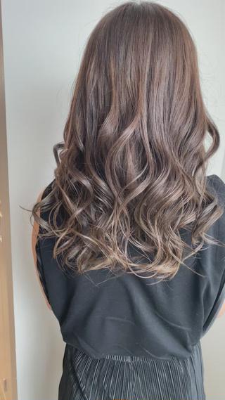 ハイライトを入れて透明感アップ

高校生からお白髪のある方まで挑戦しやすいカラーです 