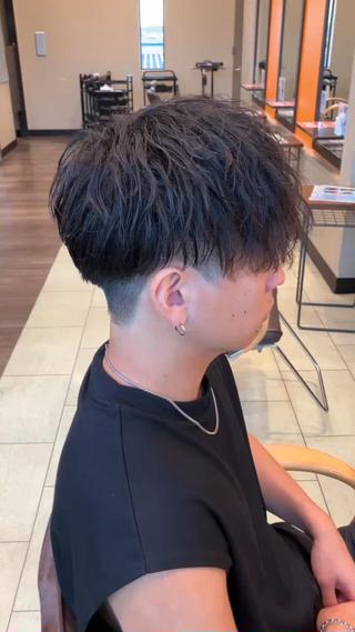 メンズマッシュカットモデルの動画バージョンです。
スタイリングしやすいようにお客様の希望に合わせて
量などを調整しています。
ご自宅でもスタイリングが簡単にできるようにスタイリングの際はお時間を作って細かく説明しております 