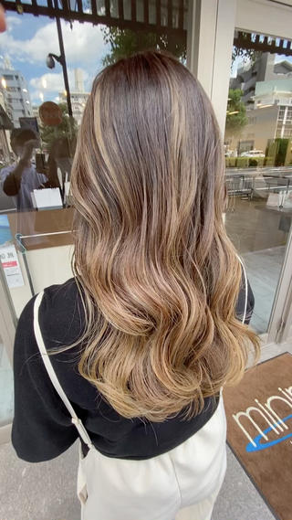 ベージュ系バレイヤージュ
ハイライトたっぷりなので良い感じの立体感
夏にピッタリなカラーデザインです！ 