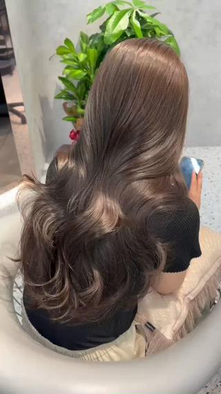 ブリーチなしでできるオリーブベージュ！
透明感溢れるツヤツヤカラー！ 