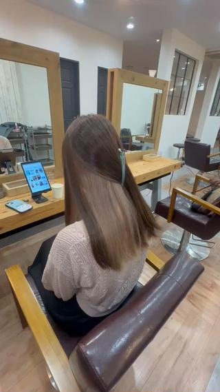 ブリーチ2回〜出来るホワイトベージュ
白っぽさもありつつ柔らかさも出るような絶妙な色です！ 