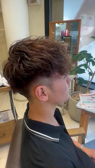 スパイラルパーマに細めのハイライト、いろはブラウンベージュで透明感を出しています。 