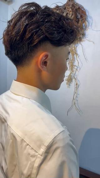 ｽｰﾂにも合うﾒﾝｽﾞｽﾀｲﾙ
刈り上げはｽｷﾝﾛｰﾌｪｰﾄﾞ
ﾌｪｰﾄﾞの中でも低めに設定することでﾅﾁｭﾗﾙなｽﾀｲﾙに

伸びてきた時のもみあげが普段の刈り上げより気になりずらいのが特徴。
男らしさもあり柔らかさもあるｽﾀｲﾙ 