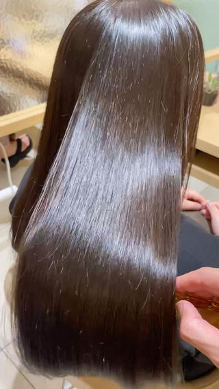 相模大野店アートディレクターが自信を持って担当する「髪質改善ストレート」従来の縮毛矯正のデメリットを解消し、手で乾かすだけで半永久的にツヤと自然なストレートを実現します。ダメージ補修から薬剤選定、独自技術のアイロン施術、残留成分除去まで徹底ケア。ブリーチ毛も対応可能で、毎朝のアイロン時間を減らしたい方、ツヤ髪を長く保ちたい方に最適です。ご来店前に現在の髪状態やご希望をお知らせください。ぜひ一度ご相談を！ 