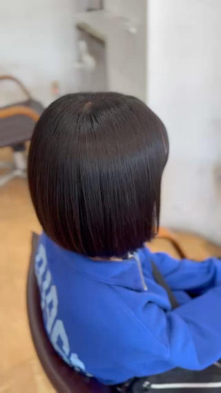 切りっぱなしボブに髪質改善トリートメントをしてツヤツヤなツヤ髪に
ほんのり柔らかいお癖でしたらこちらのトリートメントをやるだけ収まりが良くなります 