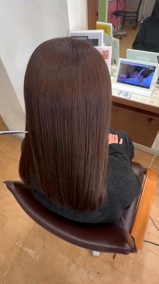 アッシュブラウンのカラーに、カラーの繰り返しで傷んでしまった髪に髪質改善トリートメントでお洒落なヘアカラーと綺麗な艶髪に仕上げました。 