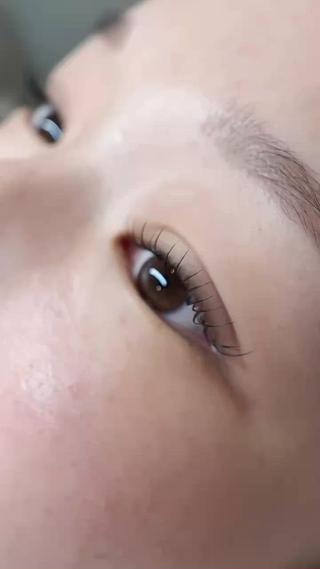 LEDエクステ×まつ毛パーマのセットメニュー
地まつげのバラつきが無くなるので馴染み最強！
違和感なくエクステをお楽しみいただけます。 