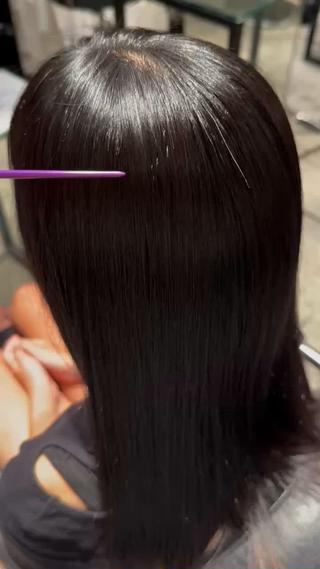 ダメージを抑えた弱酸性の薬剤を使用した縮毛矯正で癖を伸ばしつつとても綺麗に仕上げることが出来ました。 