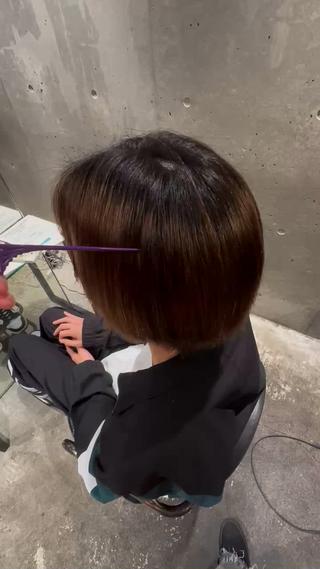 過去にブリーチや矯正、黒染め等をされている複雑履歴のお客様でしたがダメージを抑えた独自の薬剤やトリートメントをする事でここまで綺麗に癖を伸ばすことができました！
ブリーチ等の履歴があっても髪の毛の体力次第では縮毛矯正の施術が可能な場合もございますのでぜひ1度ご相談ください 