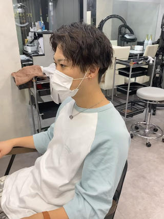 センターパートとスパイラルパーマのコンビは最強です！
髪質や髪の状態に合わせて薬を選んで
骨格やいつものスタイリング方法にあわせてロッドを選んでウェーブを調整します！
パーマをかけてもうまくスタイリングがいかなかった方ぜひご相談ください！
簡単にかっこよく仕上がるスタイリング方法もお伝えします！！ 