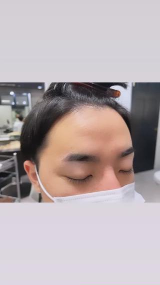 マスク生活で需要高まりまくり眉カット
自眉を活かしつつ底上げナチュラル眉も印象をバシッとできる男に変えるキリッと眉もお任せください！
印象がすごく変わるのでオススメです失敗しない簡単お家メンテの方法もお伝えします 