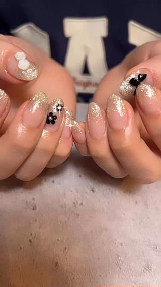 .
glitter gradation ୨୧‬
.
キラキラで可愛すぎました
ベースカラー/パーツ別途料金
.
当店は一人一人爪の状態によって施術を変えています
.
.
共通して行っている事は自爪を痛めない、爪が綺麗に見える且つサイドを削り過ぎないファイリング、綺麗なフォルム
ジェルを続けながら美爪に育成していくのが他店との違いで当店の拘っている点です！
.
.
.
#冬ネイル #ウインターネイル
#ラメグラデーション
#シルバーラメ #グラデーション
#キラキラネイル #グリッターネイル
#シンプルネイル
#ガーリーネイル
#美フォルム #美爪育成 