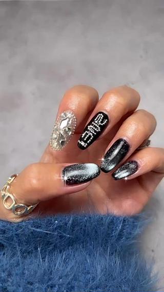 .

推し活ネイル 

今月は10年振りの
推しのLIVEがあったので
新しく入荷した @___cleto___ 
でブラックマグ
#推し活ネイル しました

実はブラックネイルも初でしたが
この色めちゃくちゃ可愛くて
お気に入りです

.

.

.
#マグネットネイル
#ブラックネイル
#マグネットネイル 
#ブラックマグネット
#2024#12月ネイル
#冬ネイル#埋め尽くし
#美フォルム 
#美爪育成
#藤沢ネイルサロン
#本鵠沼ネイルサロン
#湘南ネイルサロン
#welcomeback 
#2ne1 #chaelin
#blackjack 