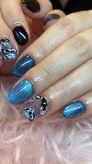 本日お客様ネイル
マグネット
ヘビデザイン
料金:7000円、初めてお客様にとって全部メニュー10オフになっております、よろしくお願いいたします 