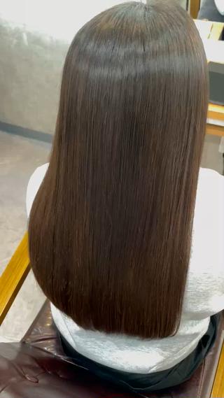 トリートメントで栄養をしっかり補給することで
髪の毛の芯からしっかりして艶髪にしてくれます！
伸ばしていきたい方は定期的なトリートメント必須です！種類がたくさんありますので髪質に合わせてご提案させていただきます！ 