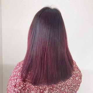 ピンクエアタッチピンク単色じゃなくて暗いカラーも入ってるので根元が伸びても気になりづらい＆印影がでて動きのある可愛いピンクカラー 