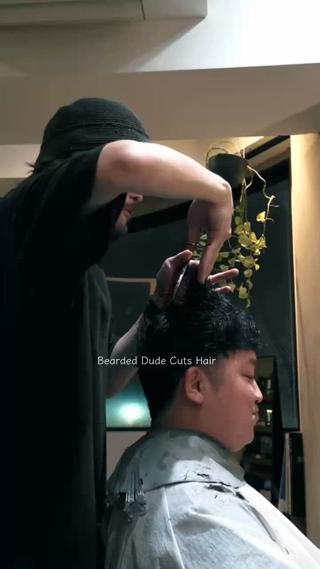 メンズカット
元々の癖を活かしてカットとスタイリングを。 