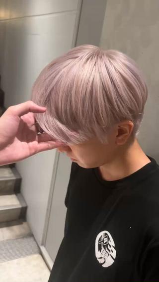 白にしたい人いませんか??
是非ブリーチお任せ下さい!
ブリーチはまれでもできる技術ではないです
誰に任せるかでクオリティーが変わります