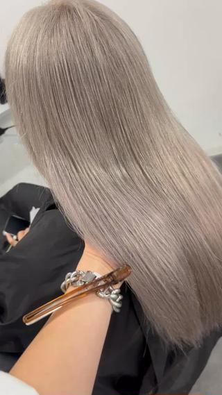 ケアブリーチと最高級トリートメントで

ハイトーンでも艶々 