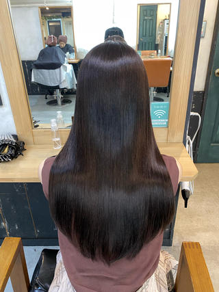 酸性ストレートと髪質改善トリートメントで作っています。

根本から10cm以降はブリーチ毛になります。

もともと癖もある髪の毛で、ダメージでの広がりもあったので、

酸性ストレートで癖をとってつやつやストレートにさせて頂きました。

ブリーチストレートも承っております。ご相談下さい。

多少の枝毛切れ毛くらいでしたらかけれることが多いです。

毛先がテロテロで引っ張ると伸びてしまうくらいだとかけれないのでご了承下さい。 