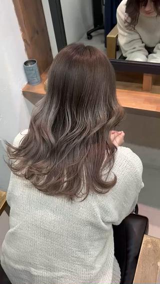 暗染、グラデーション歴のある所からワンブリーチでグレージュに！
上の髪の毛との繋がりを意識してグラデーションに仕上げました！
 