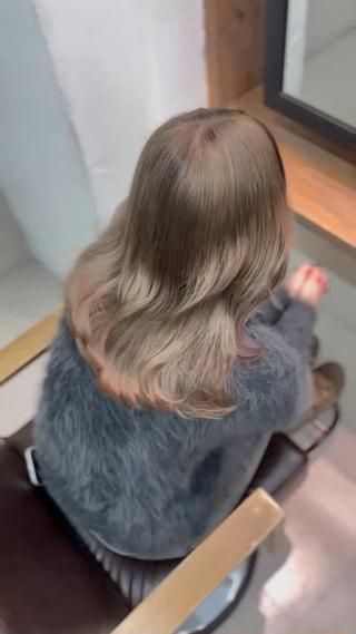 前回のベースを活かして、一旦全体を均一になる様にブリーチ！

そこからは前回より少し明るめのグレージュに仕上げました！ 