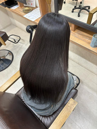 梅雨に向けて縮毛矯正で美髪に！

こちらのお客様はダメージを抑えたいと言う事で
クオライン縮毛矯正で自然に極力ダメージレスで行いました！

仕上げはドライのみなのでお家でも再現性高くこの仕上がりになります！

是非皆さんも梅雨までにキレイにしませんか？

いつでもお待ちしております！

#縮毛矯正#ロング#美髪

 