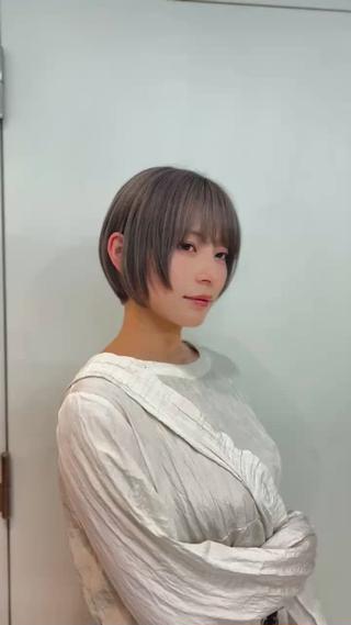 冬にピッタリ！シルバーグレージュ！

明る過ぎるのは少し嫌だけど暗すぎるのも嫌！
そんな方にオススメなカラーとなっております。
程よい透明感で垢抜け感間違いなしです！

是非皆さんダブルカラー試してみませんか？？

#ダブルカラー
#ミルクティー
#グレージュ
#ショート
#江坂
 