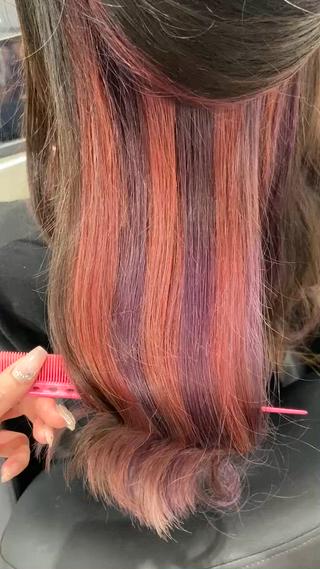 少しデザイン性のあるピンクと紫のインナーカラー 