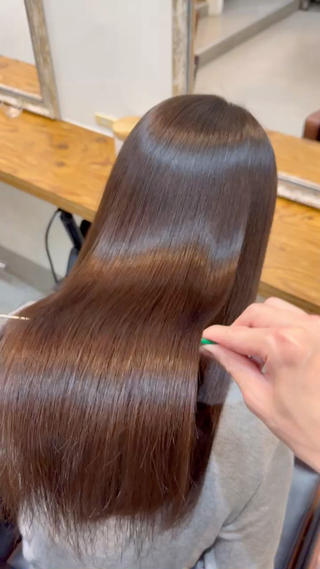 毎朝の支度を楽に、、、

髪が扱いやすくなる乾かすだけでまとまる髪質改善ストレート

地毛のような柔らかい質感に、、、

癖にお悩みの方

是非一度お試しください！ 