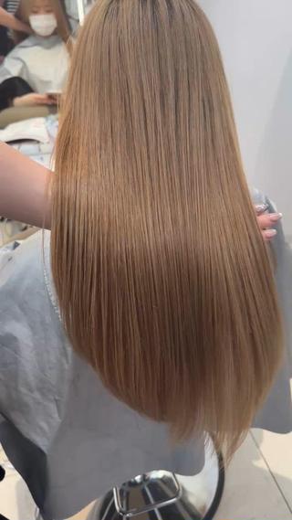 AJ最高級ライントリートメントでサラサラヘアに
お席で贅沢Trしてみませんか？ 