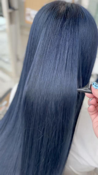 透明感のあるネイビーカラー 