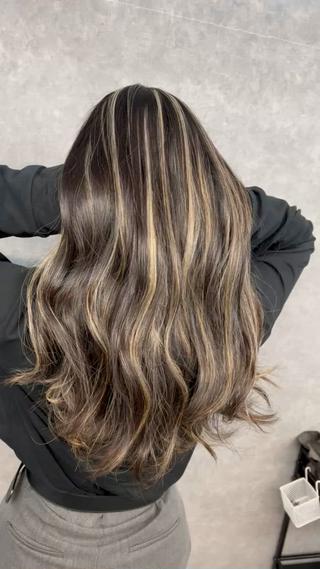 コントラストの効いたブリーチ二回のハイライトカラーです！ 